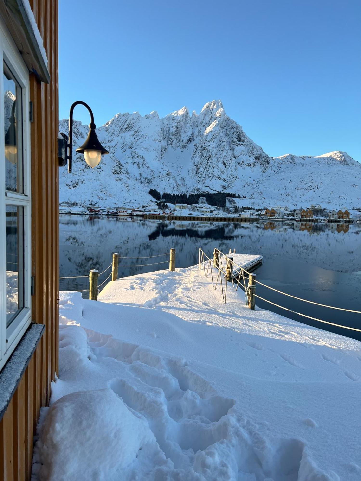 Charming Waterfront Cabin In Ballstad, Lofoten Екстер'єр фото
